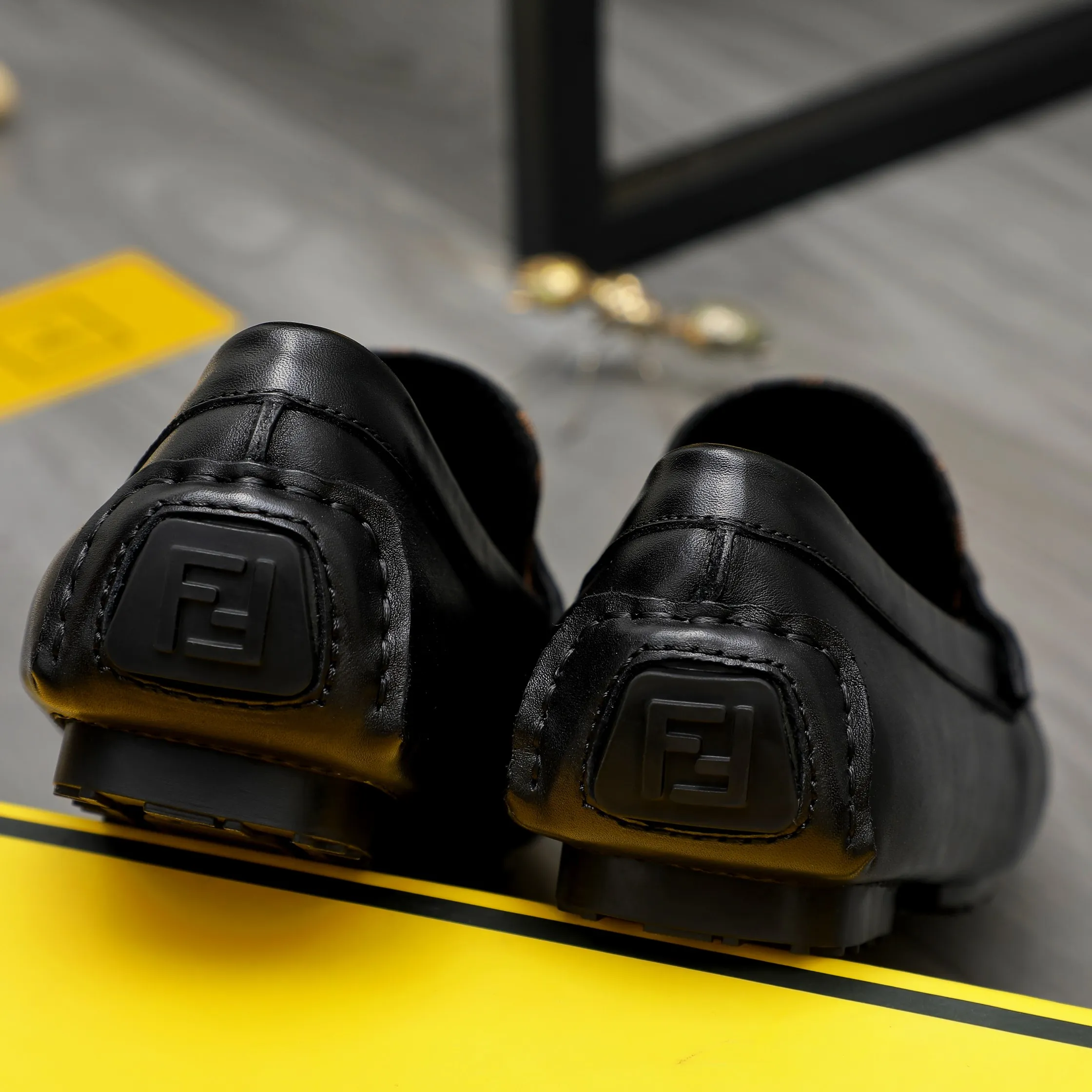 Men's shoes 💰400 Product trademark: FENDI "Fendi" casual slip-on shoes Regular size: 38-45 (45. Customized, non-returnable) Product materials: Selected breathable woven pattern stitching cowhide upper, pigskin lining, rubber outsole